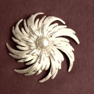 Gorgeous silver tone vintage brooch signed Sarah Coventry made in 1962